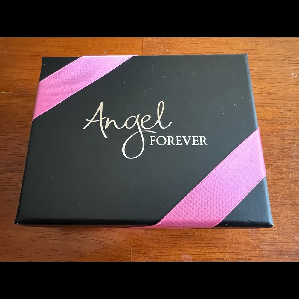 5 for $25 🛍️ item

Victoria’s Secret Angel Limited Edition Sequin Evening Bag - Picture 5 of 5